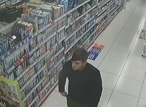 Zdjęcie przedstawia mężczyznę - sprawcę kradzieży w drogerii w Sosnowcu.