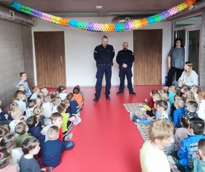 Zdjęcie przedstawia umundurowanych policjantów w gronie przedszkolaków.