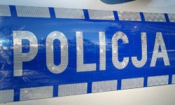 Zdjęcie przedstawia napis &quot;Policja&quot;.