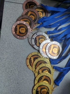Zdjęcie przedstawia medale dla uczestników zabawy.