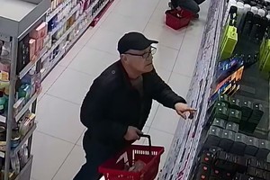 Zdjęcie przedstawia mężczyznę w czapce - sprawcę kradzieży.