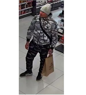 Zdjęcie przedstawia mężczyznę - sprawcę kradzieży perfum.