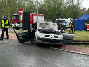 Zdjęcie przedstawia dwóch umundurowanych policjantów na miejscu czynności.