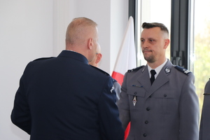 Zdjęcie przedstawia Komendanta Miejskiego Policji w Sosnowcu gratulującego Komendantowi Komisariatu III.