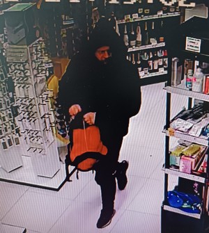 Zdjęcie przedstawia wizerunek sprawcy kradzieży.
