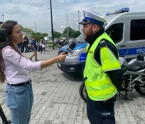 Zdjęcie przedstawia umundurowanego policjanta Wydziału Ruchu Drogowego.