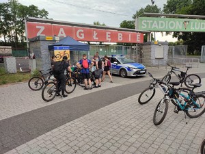Zdjęcie przedstawia właścicieli rowerów biorących udział w akcji Grawer.