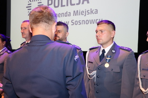 Zdjęcie przedstawia Przewodniczącego NSZZ Policjantów wręczającego wyróżnienie.