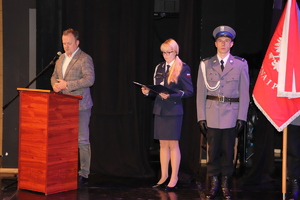 Zdjęcie przedstawia Prezydenta Miasta Sosnowca przemawiającego do publiczności. W tle policjanci.