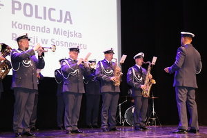 Zdjęcie przedstawia występ Orkiestry Komendy Wojewódzkiej Policji w Katowicach.