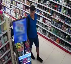 Zdjęcie przedstawia mężczyznę - sprawcę kradzieży perfum.
