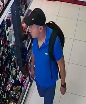 Zdjęcie przedstawia mężczyznę w czapce - sprawcę kradzieży.