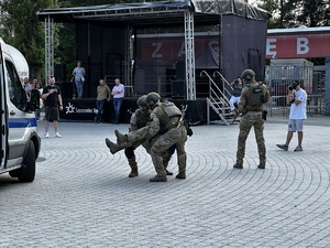 Zdjęcie przedstawia pokaz grupy reagowania Służby Więziennej.