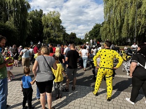 Zdjęcie przedstawia grupę ludzi oglądających motocykle.