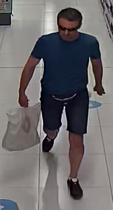 Zdjęcie przedstawia mężczyznę - sprawcę kradzieży perfum.