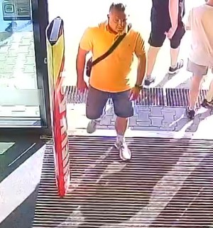 Zdjęcie przedstawia mężczyznę w żółtym T-shircie.