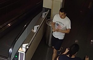 Zdjęcie przedstawia mężczyznę w białej koszulce.