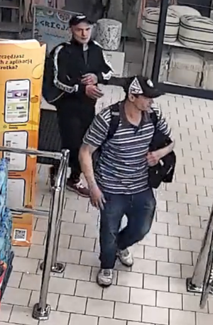 Zdjęcie przedstawia wizerunek dwóch mężczyzn - sprawców kradzieży.