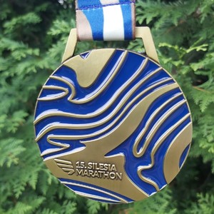Zdjęcie przedstawia medal z napisem &quot;15. Silesia Marathon&quot;.