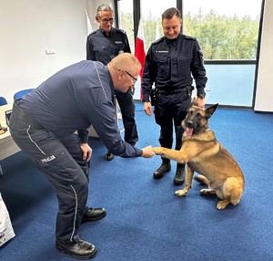 Zdjęcie przedstawia Komendanta Miejskiego Policji w Sosnowcu z psem Nawirem.