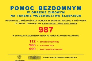 Zdjęcie przedstawia napis &quot;Pomoc bezdomnym w okresie zimowym na terenie województwa śląskiego. Informację o możliwościach pomocy w zakresie noclegu i wyżywienia uzyskasz dzwoniąc na całodobowy bezpłatny numer 987 W sytuacjach zagrożenia dzwoń po pomoc na numery alarmowe: 112 - służby ratownicze 986 - Straż Miejska 999 - Pogotowie Ratunkowe&quot;.