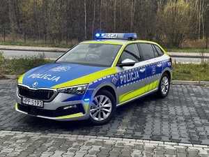 Zdjęcie przedstawia nowy radiowóz służbowy na parkingu.