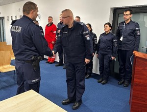 Zdjęcie przedstawia umundurowanego policjanta składającego meldunek Komendantowi Miejskiemu Policji w Sosnowcu.