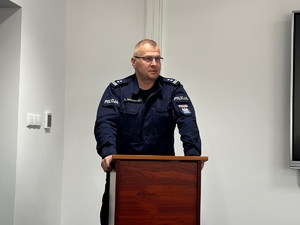 Zdjęcie przedstawia Komendanta Miejskiego Policji w Sosnowcu przemawiającego do uczestników ćwiczeń.