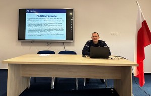 Zdjęcie przedstawia Zastępcę Naczelnika Wydziału Prewencji Komendy Miejskiej Policji w Sosnowcu przemawiającego do uczestników szkolenia.