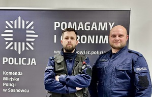 Zdjęcie przedstawia dwóch, umundurowanych policjantów - starszego posterunkowego Mateusza Świebodę oraz starszego posterunkowego Kamila Latacza.