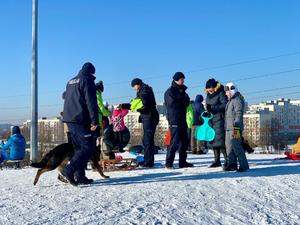 Zdjęcie przedstawia policjantów na stoku narciarskim.