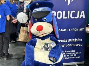 Zdjęcie przedstawia maskotkę policyjną, Sznupka.