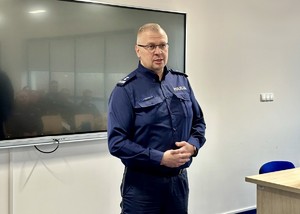 Zdjęcie przedstawia Komendanta Miejskiego Policji w Sosnowcu przemawiającego do zgromadzonych.