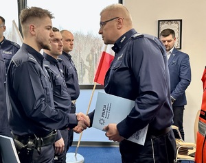 Zdjęcie przedstawia Komendanta Miejskiego Policji w Sosnowcu gratulującego wyróżnionym policjantom.