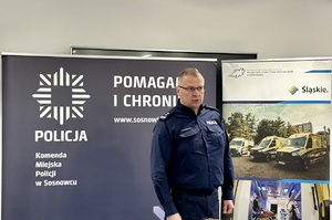 Zdjęcie przedstawia Komendanta Miejskiego Policji w Sosnowcu przemawiającego do zgromadzonych.