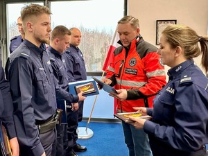 Zdjęcie przedstawia Dyrektora SP NZOZ Pogotowia Ratunkowego w Sosnowcu gratulującego policjantowi.