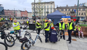 Zdjęcie przedstawia umundurowanych policjantów z uczestnikami Zagłębiowskiej Masy Krytycznej podczas wydarzenia.