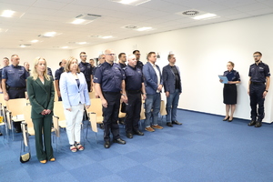 Zdjęcie przedstawia Komendanta Miejskiego Policji w Sosnowcu oraz uczestników uroczystości w sali konferencyjnej KMP Sosnowiec.