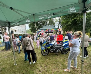 Edukacja, zabawa i bezpieczeństwo – policjanci na festynie rodzinnym