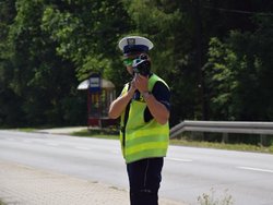 zdjęcie przedstawia policjanta