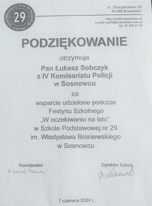 Zdjęcie przedstawia podziękowanie o treści: &quot;Podziękowanie otrzymuje Pan Łukasz Sobczyk z IV Komisariatu Policji w Sosnowcu za wsparcie udzielone podczas Festynu Szkolnego &quot;W oczekiwaniu na lato&quot; w Szkole Podstawowej nr 29 im. Władysława Broniewskiego w Sosnowcu&quot;.