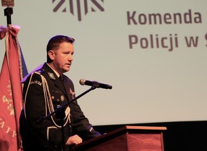 Zdjęcie przedstawia Zastępcę Komendanta Wojewódzkiego Policji w Katowicach przemawiającego do publiczności.