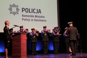 Zdjęcie przedstawia występ Orkiestry Komendy Wojewódzkiej Policji w Katowicach.