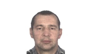 Zdjęcie przedstawia zaginionego, 39-letniego Arkadiusza Frelika.