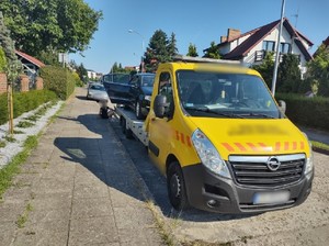 Zdjęcie przedstawia pojazd marki opel zaparkowany na ulicy.