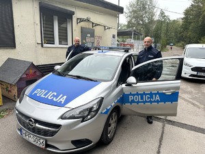 Policjanci z sosnowieckiej II pomagają schronisku dla zwierząt świadczącemu pomoc zwierzętom dotkniętych skutkami powodzi.