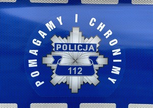 Zdjęcie przedstawia napis o treści &quot;Policja 112 Pomagamy i chronimy&quot;.