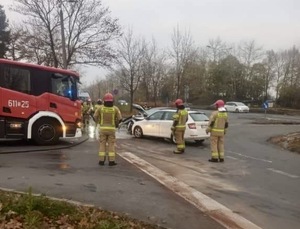 Zdjęcie przedstawia strażaków na miejscu wypadku.