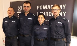 Zdjęcie przedstawia trzech umundurowanych policjantów oraz policjantkę pozujących do zdjęcia.