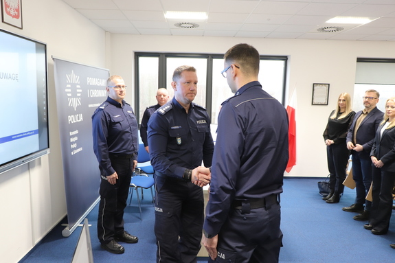 Zdjęcie przedstawia policjanta składającego meldunek Pierwszemu Zastępcy Komendanta Wojewódzkiego Policji w Katowicach.